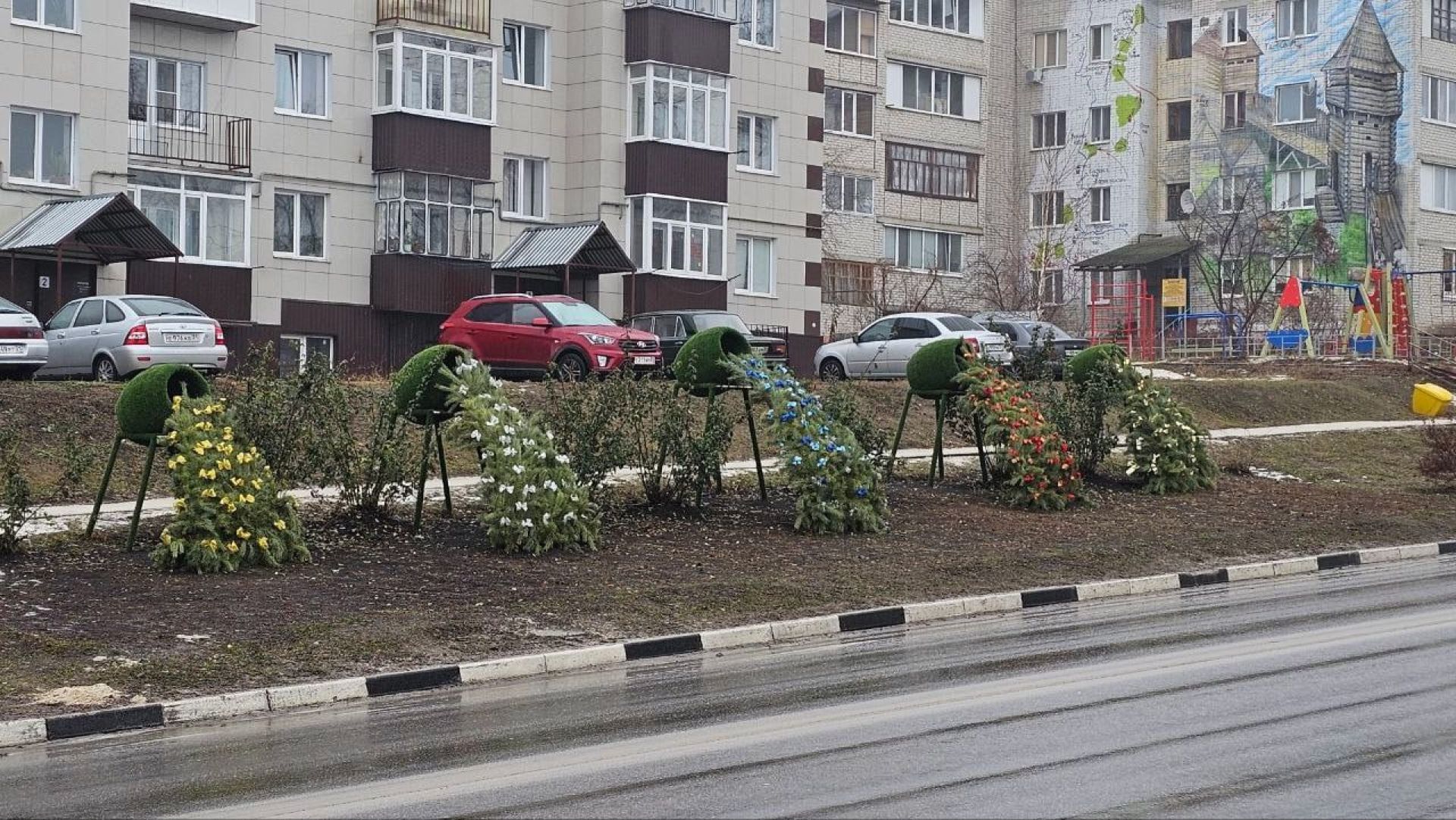 В Короче улицу украсили «траурными венками» вместо новогодних елок