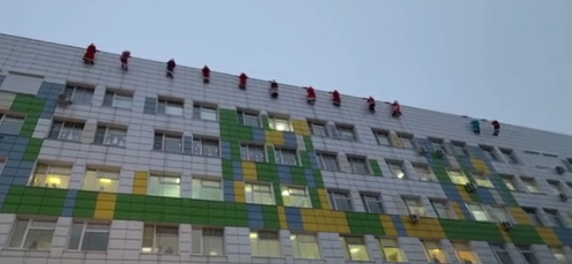 Деды Морозы с альпинистским снаряжением поздравили пациентов детской больницы с Новым годом