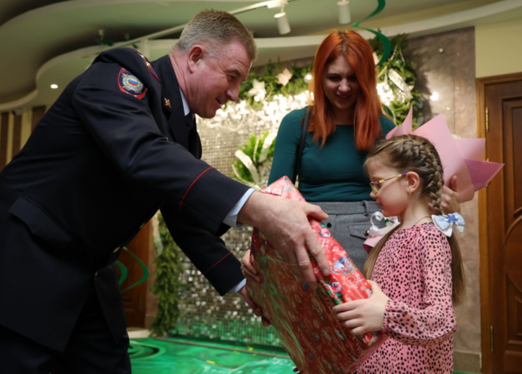 Главный белгородский полицейский исполнил новогоднюю мечту семилетней девочки
