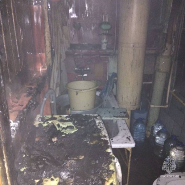 В Курской области мужчину и женщину спасли из горящей квартиры