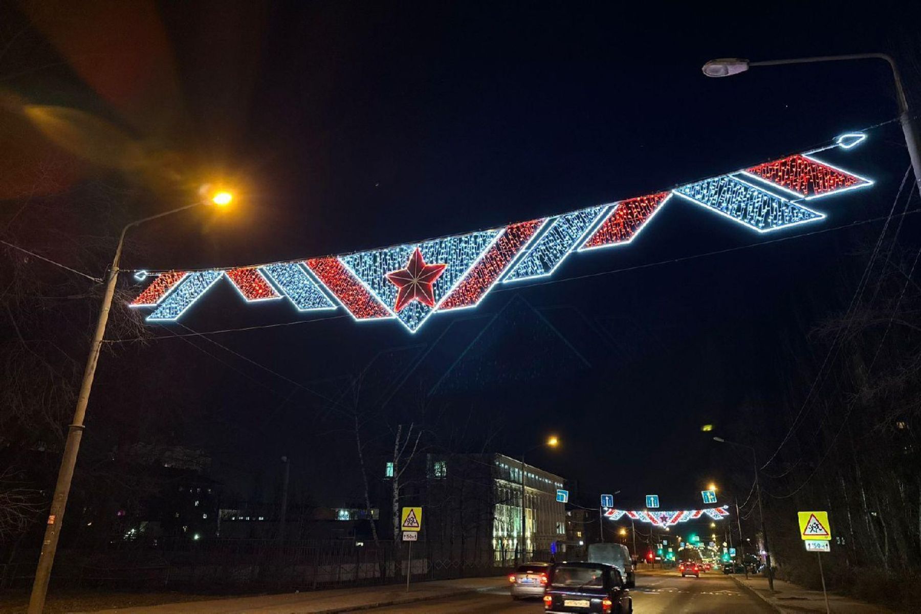 В Липецке зажгли новогодние растяжки