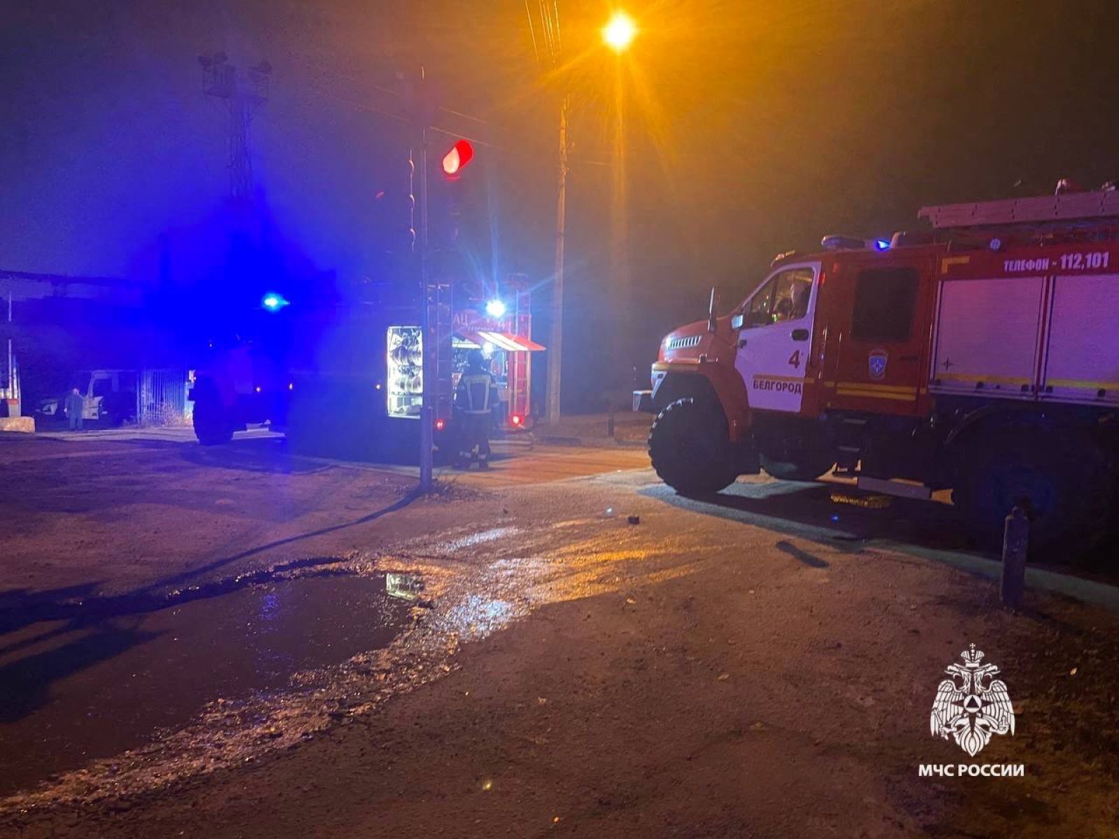В Разумном сгорел гараж с микроавтобусом
