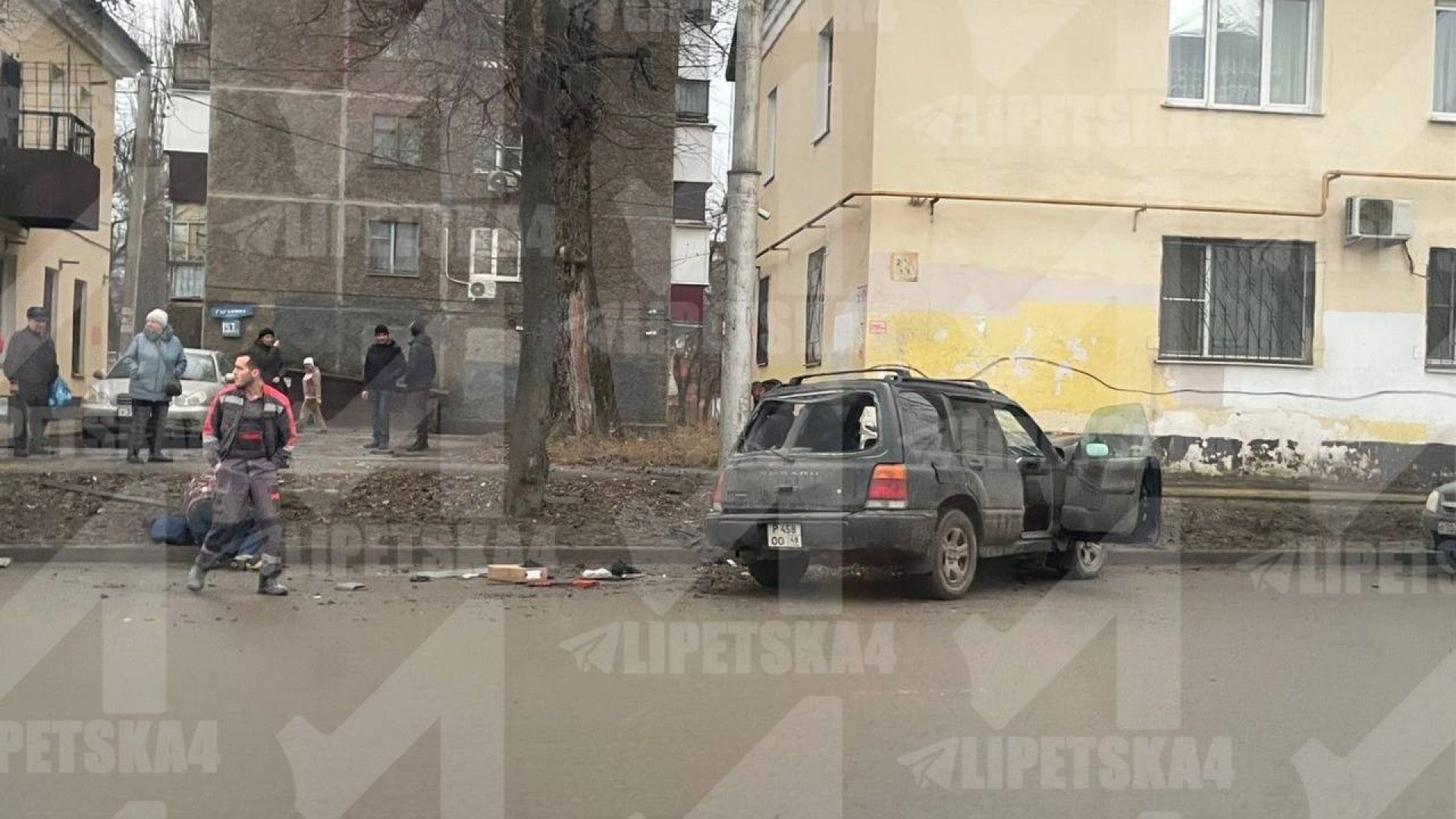 В Липецке на проезжей части лежит тело мужчины