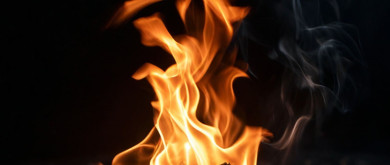 Полыхающий у воронежской многоэтажки грузовик сняли на видео