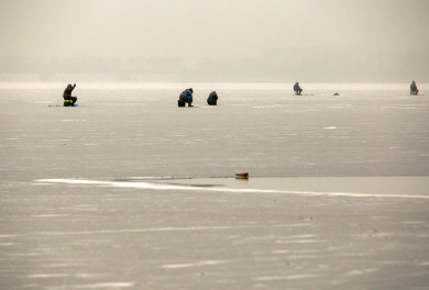 Воронежцы опробовали лёд водохранилища на праздничных выходных