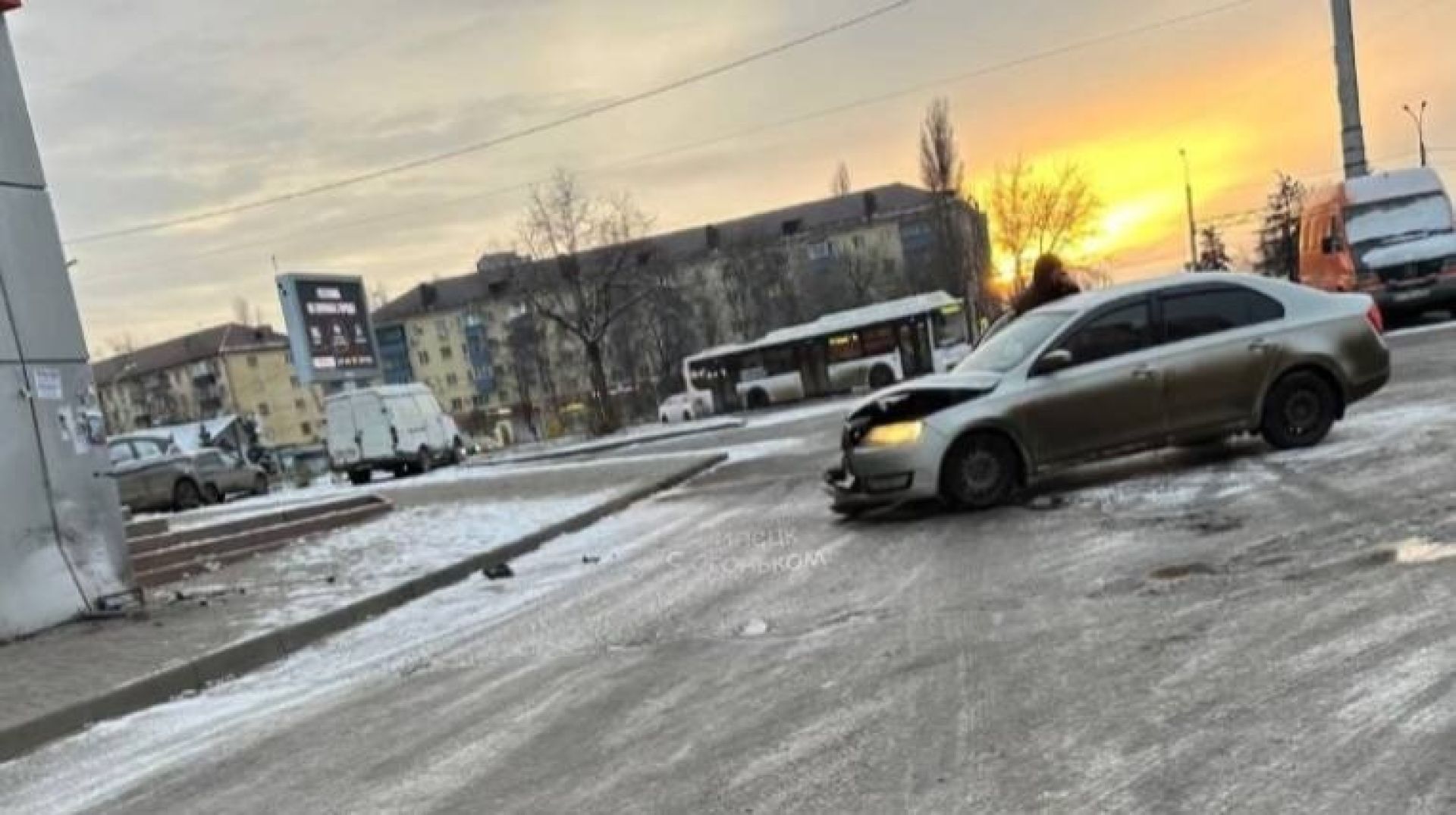 В Липецке водитель иномарки протаранил магазин