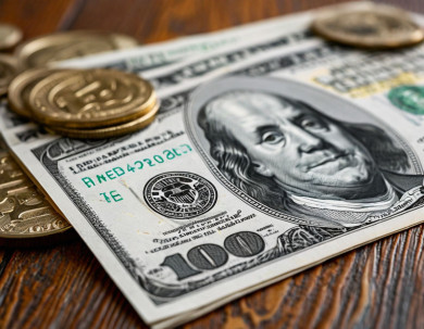 Почему курсы доллара и евро резко растут в праздники