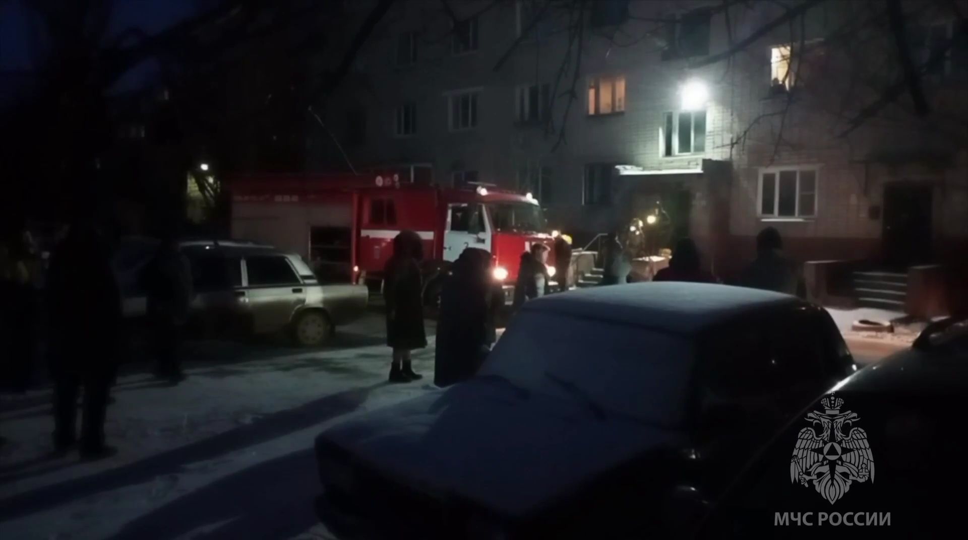 Липецкие брандмейстеры эвакуировали из горящего дома 20 человек