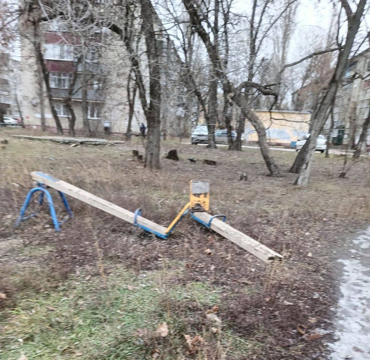 Родители пожаловались на опасную детскую площадку в Липецке