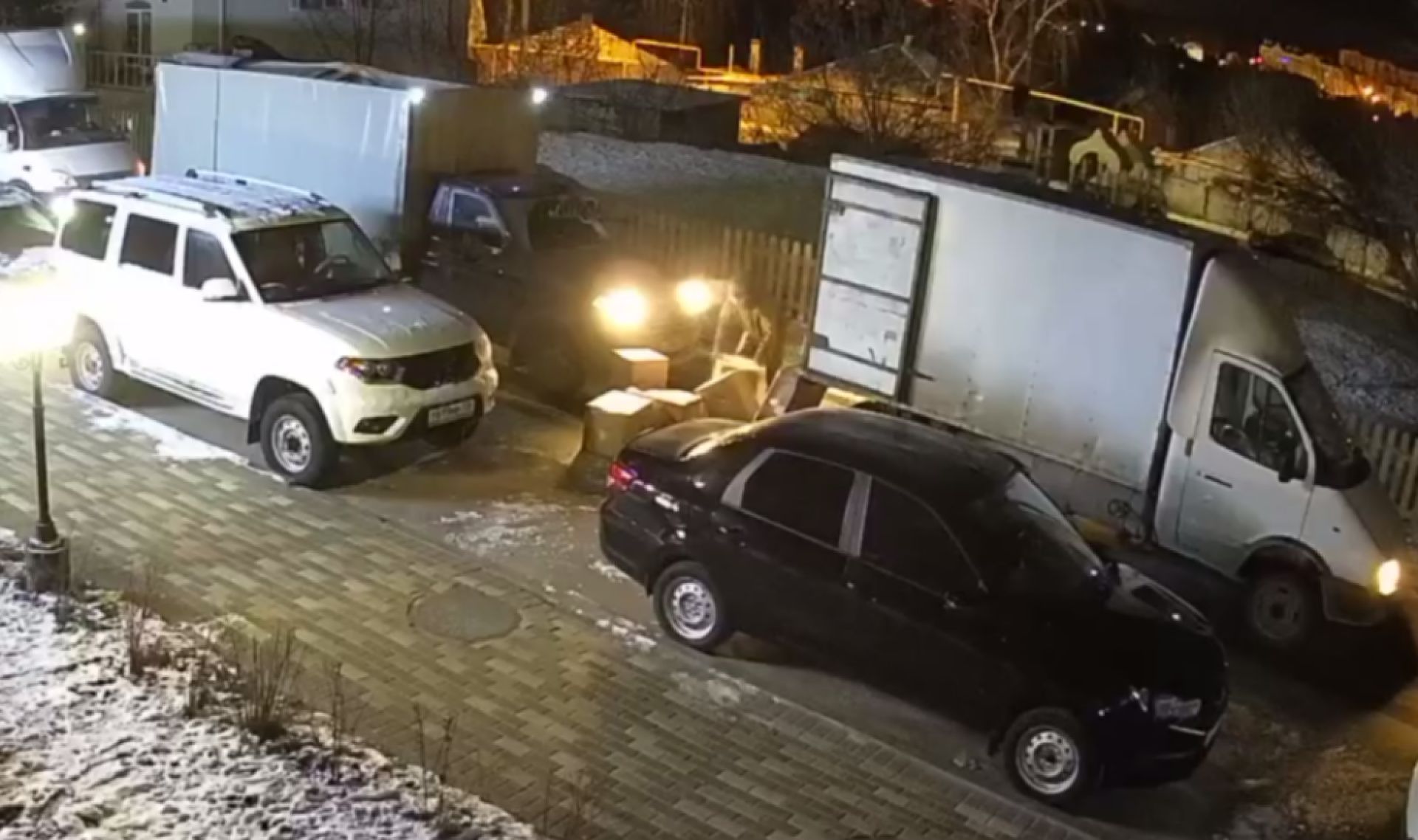 «Вещи всмятку». Зверскую разгрузку товаров у&nbsp;пункта выдачи под&nbsp;Воронежем сняли на&nbsp;видео&nbsp;