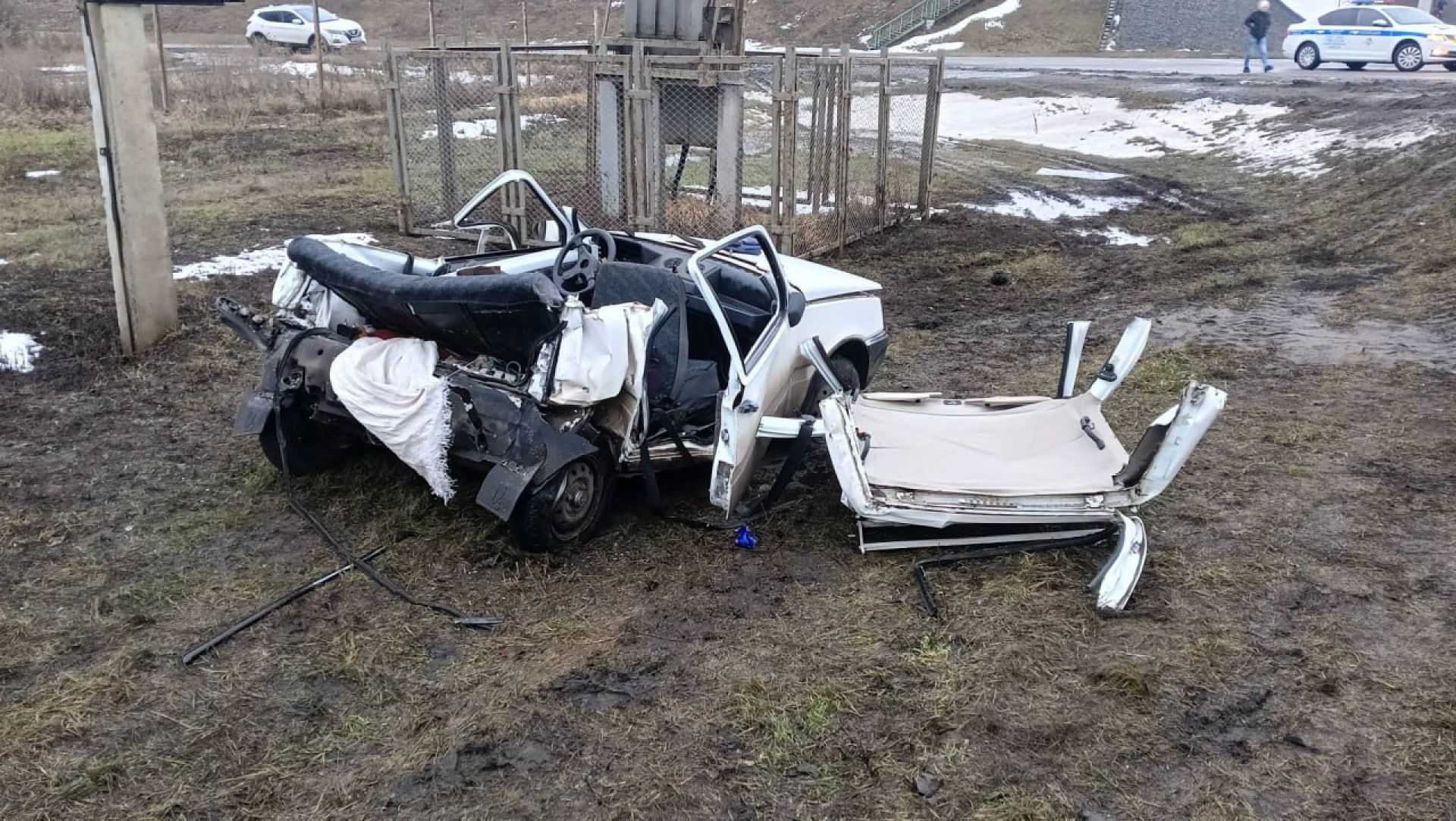 Авто превратилось в груду металла. Мужчина погиб в&nbsp;жутком ДТП с&nbsp;грузовиком на воронежской трассе