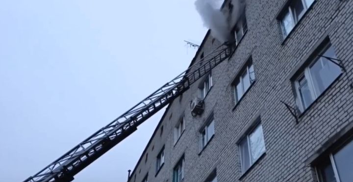 В центре Курска горит многоквартирный дом