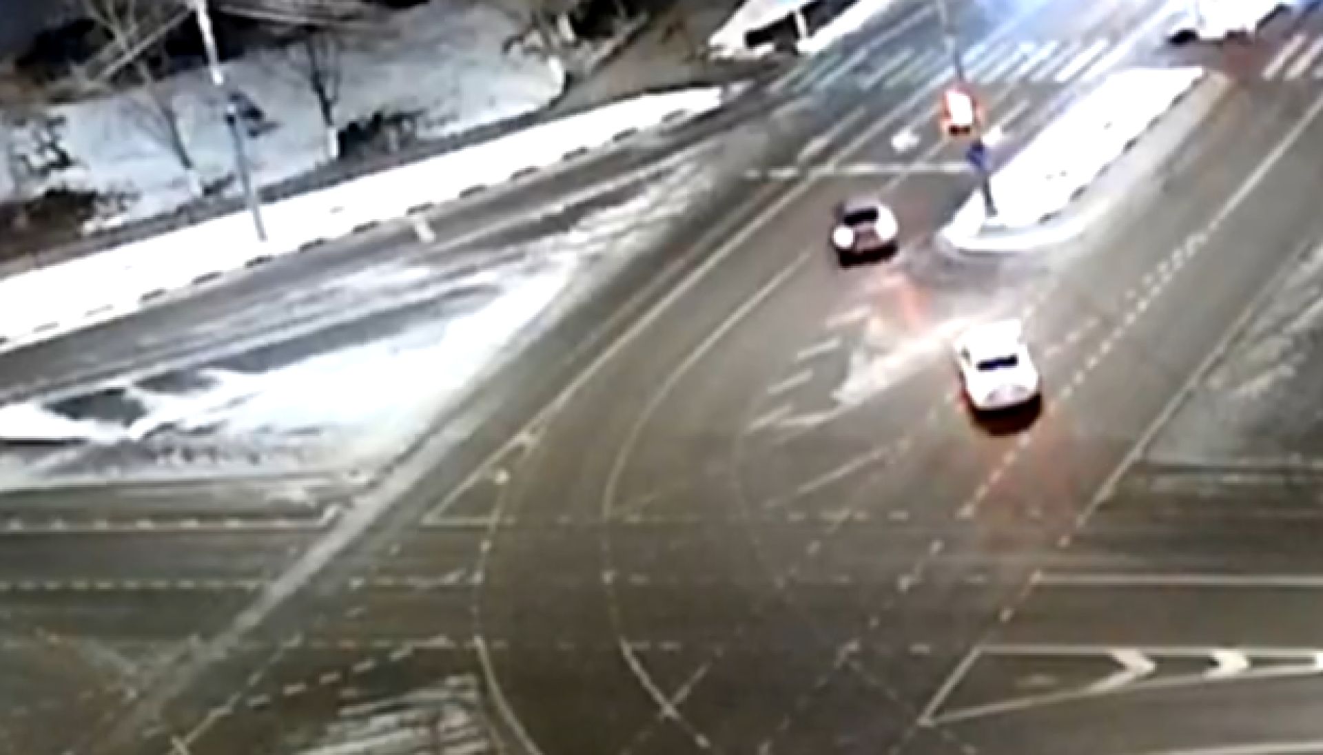 В Белгороде легковушку выбросило на встречную полосу после столкновения на перекрестке