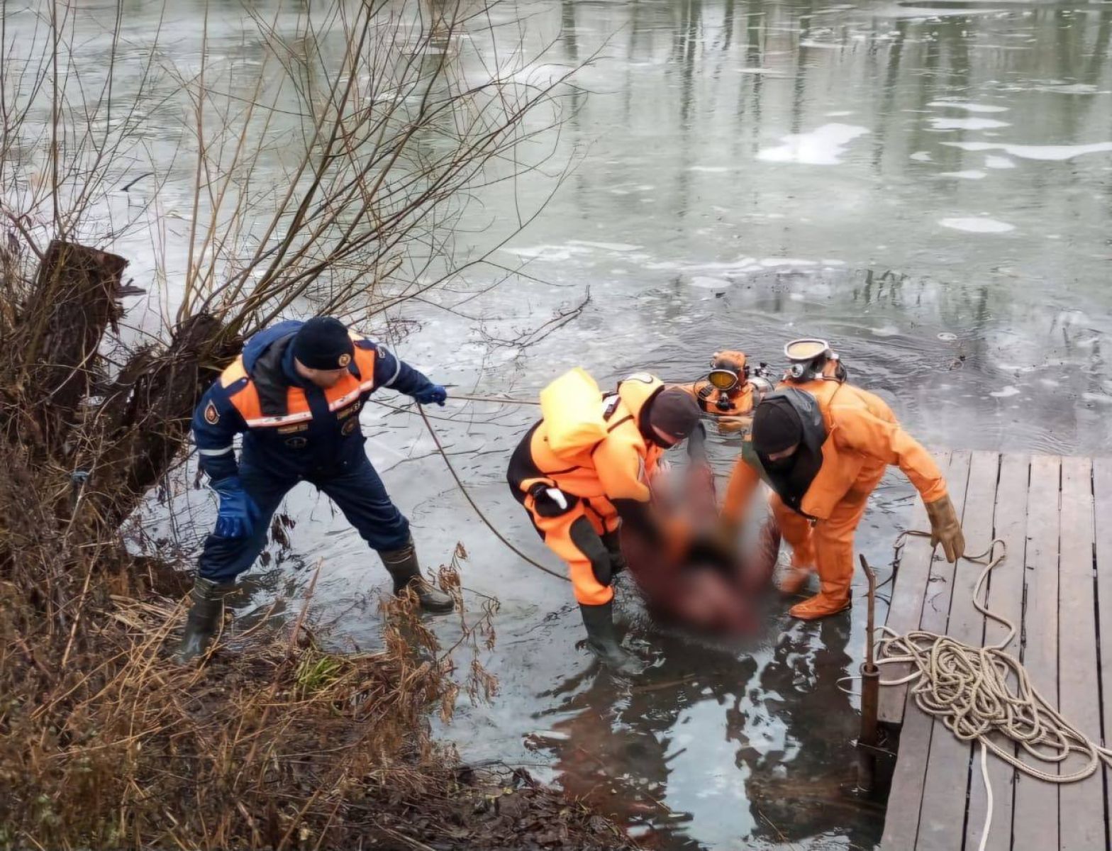 В Липецке из реки Воронеж вытащили утопленника в камуфляжной форме