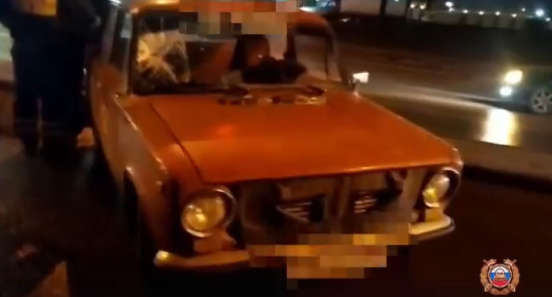 В Белгороде машина проехала на красный свет и сбила молодого человека