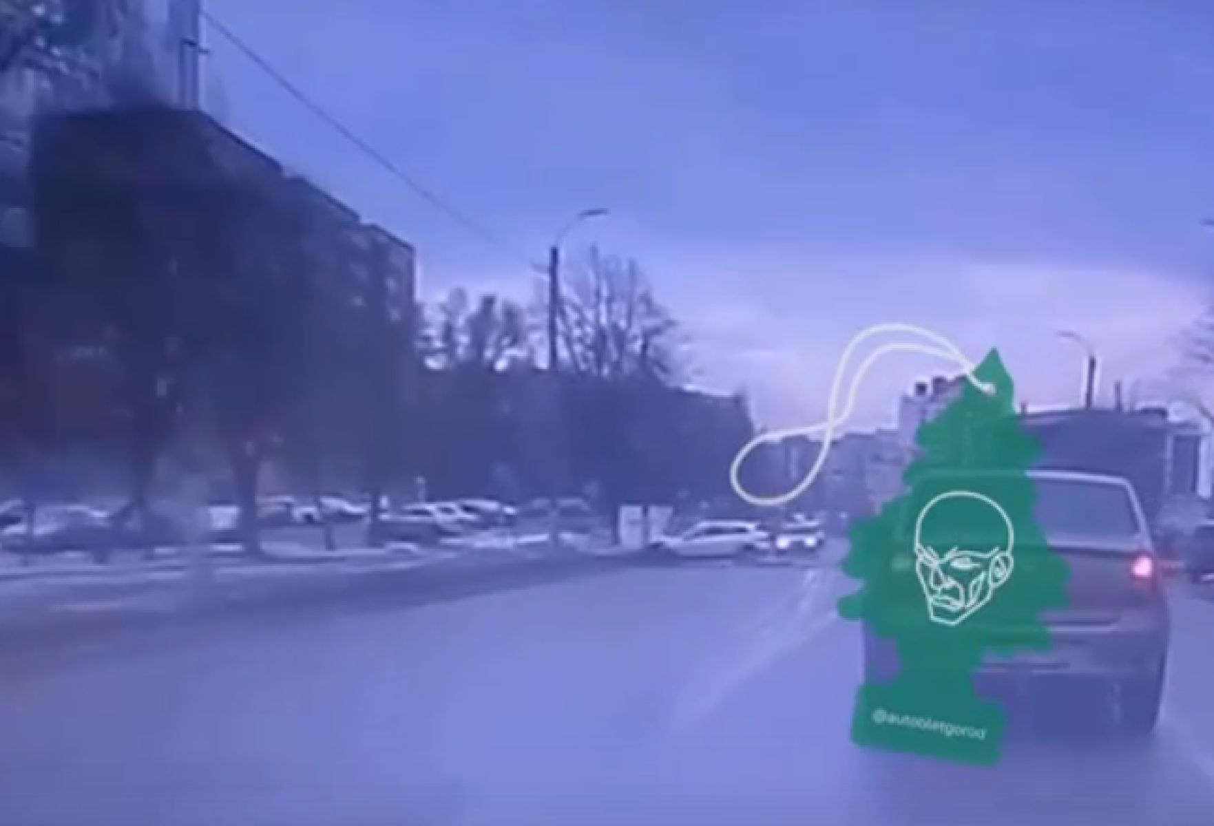 Момент столкновения машин на Губкина запечатлела камера