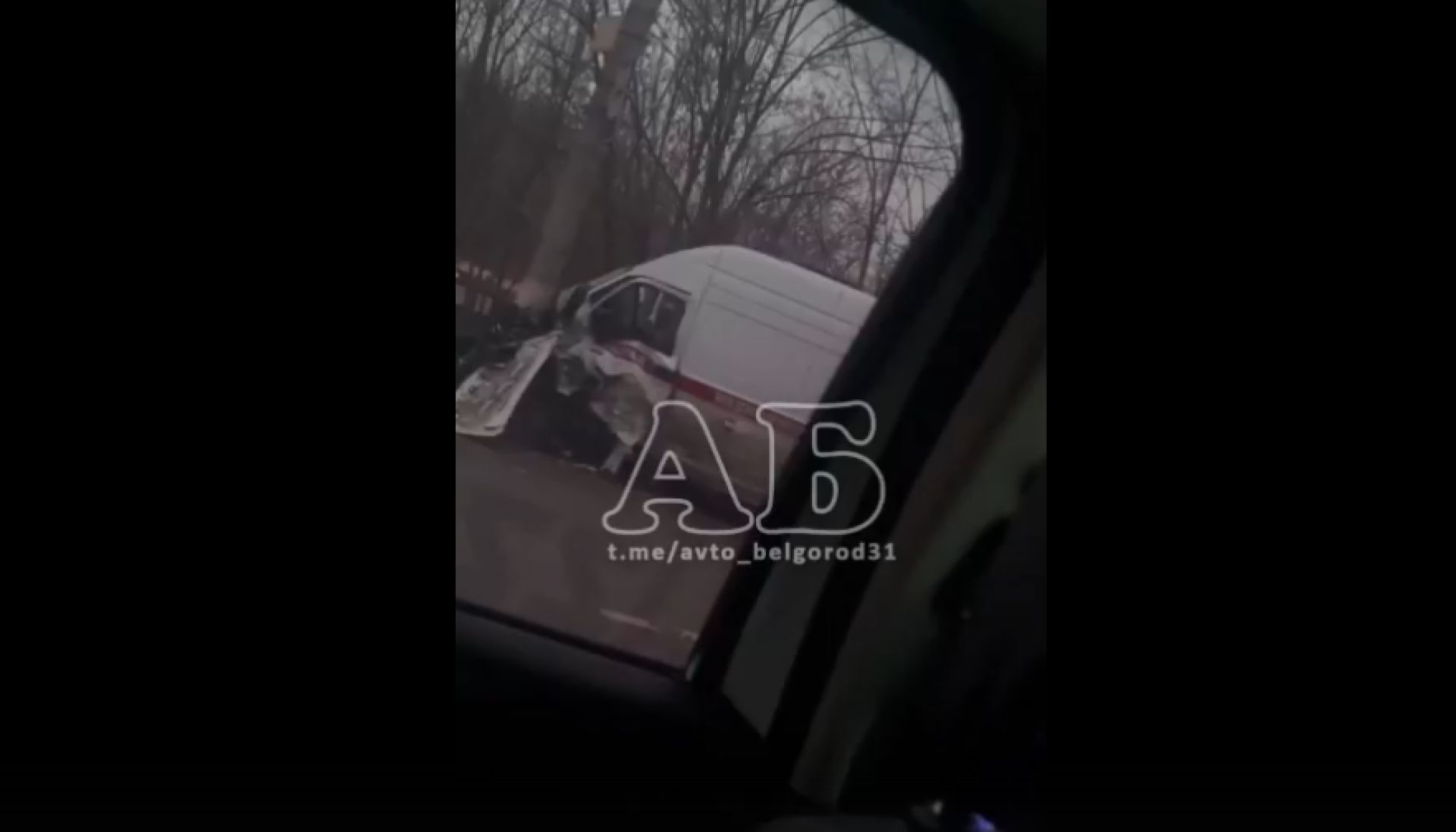 В Белгороде машина скорой помощи врезалась в столб