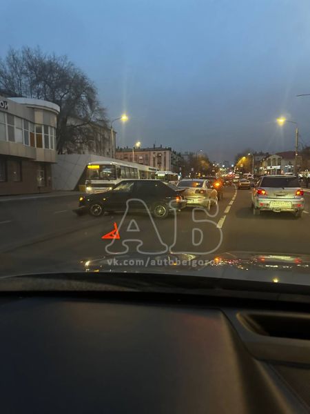 В Белгороде «Богданка» стоит в невыносимой пробке из-за ДТП