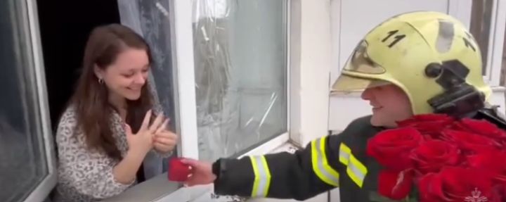Курский пожарный сделал необычное предложение руки и сердца своей девушке
