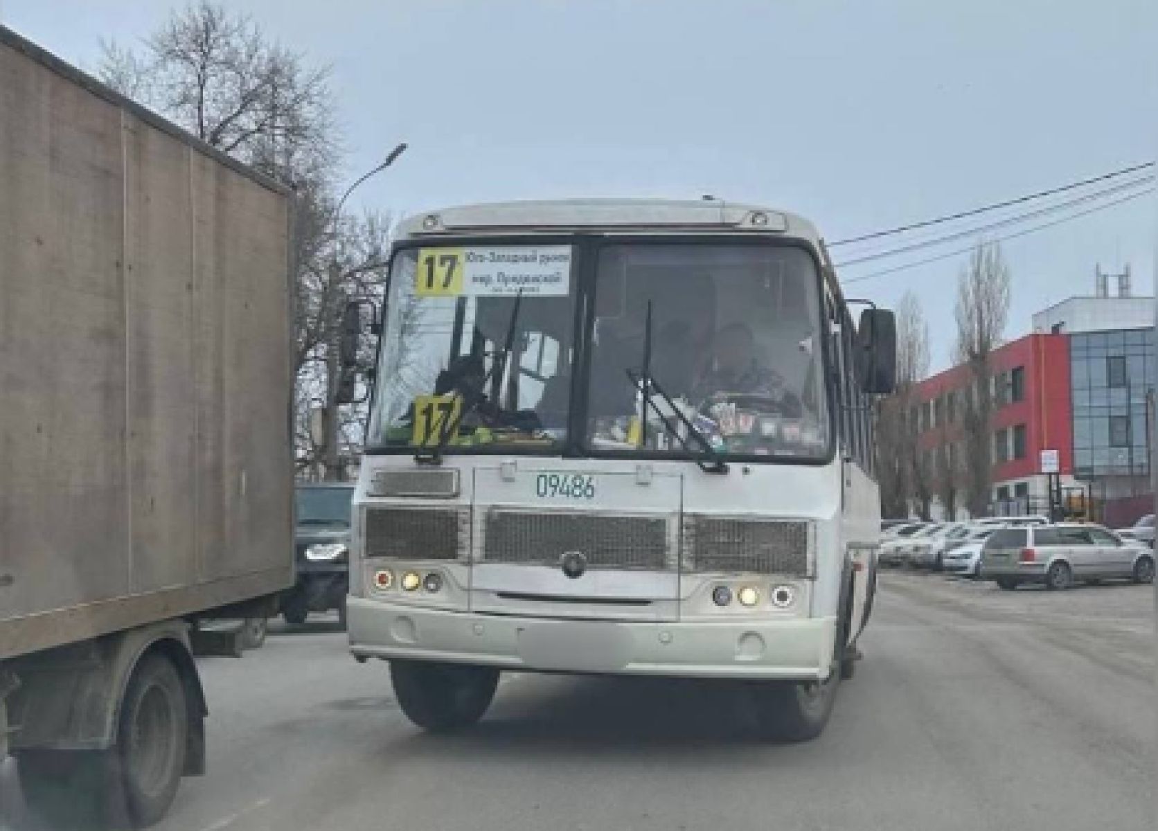 Воронежский маршрутчик, едва не устроивший аварию, поплатился за дерзкий манёвр