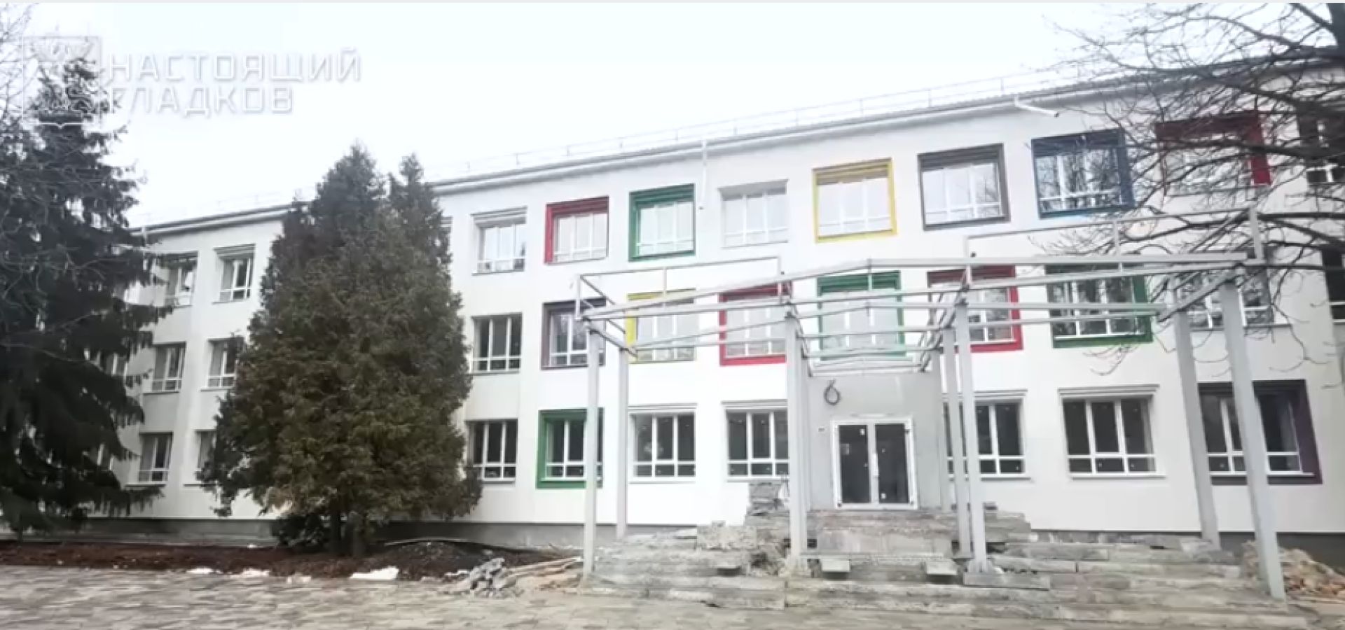 В школе в центре Белгорода сохранят старую мозаику во время ремонта