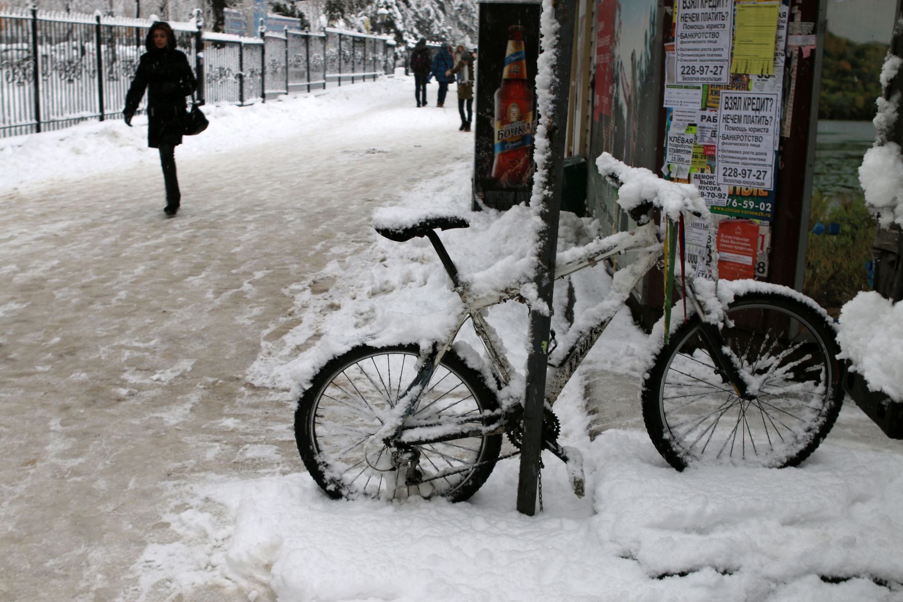 В Белгородской области пьяный велосипедист врезался в две машины