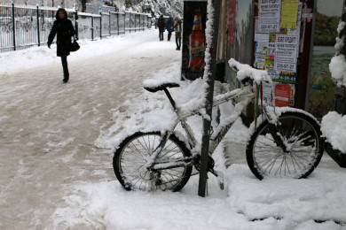 В Белгородской области пьяный велосипедист врезался в две машины