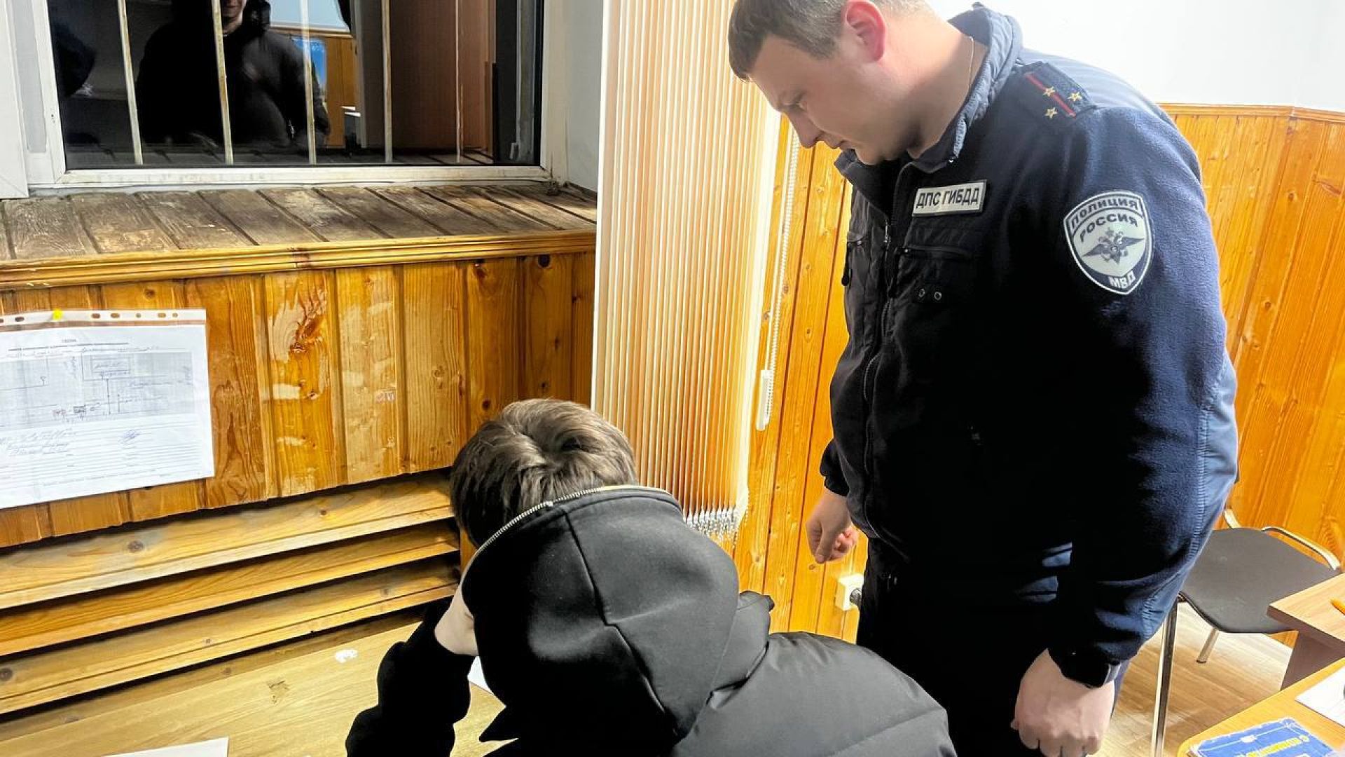 В Курской области водитель катал пассажира на капоте по тротуару