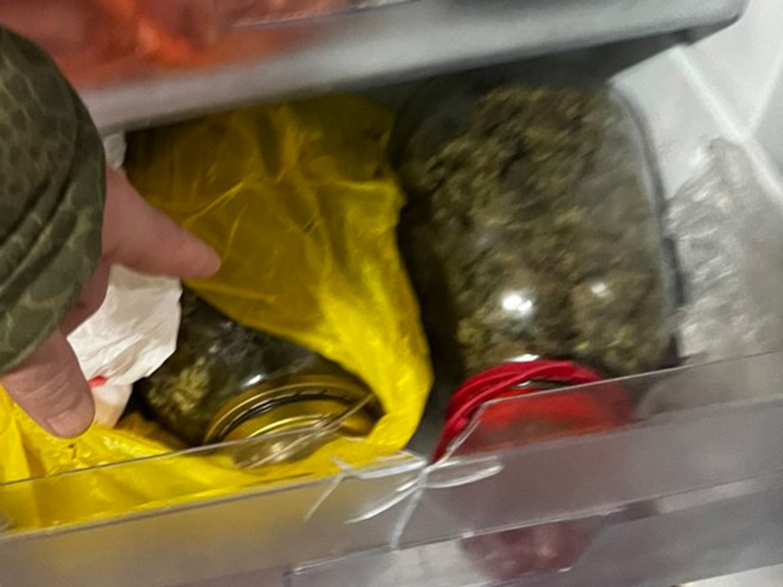 У белгородца обнаружили наркотики в трехлитровых банках