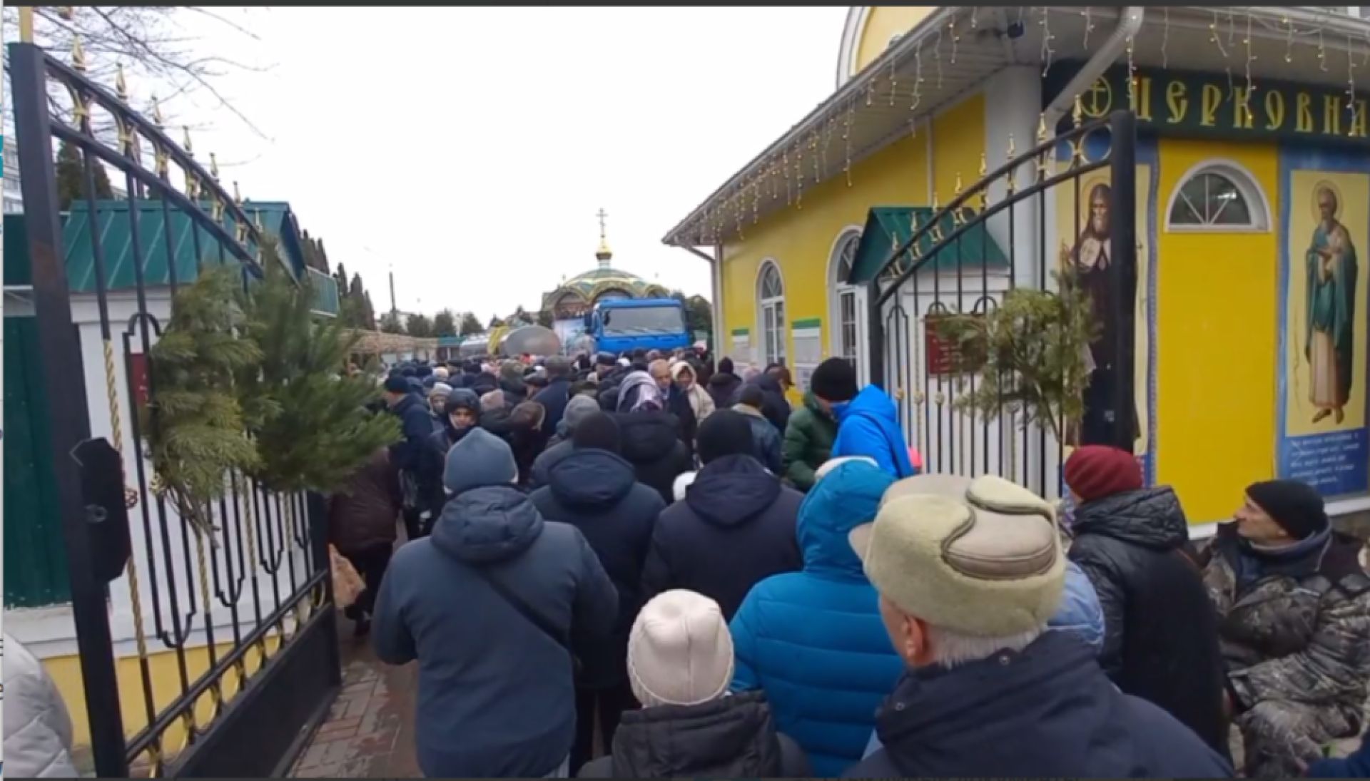 Огромная очередь выстроилась у&nbsp;воронежского храма в&nbsp;Крещение