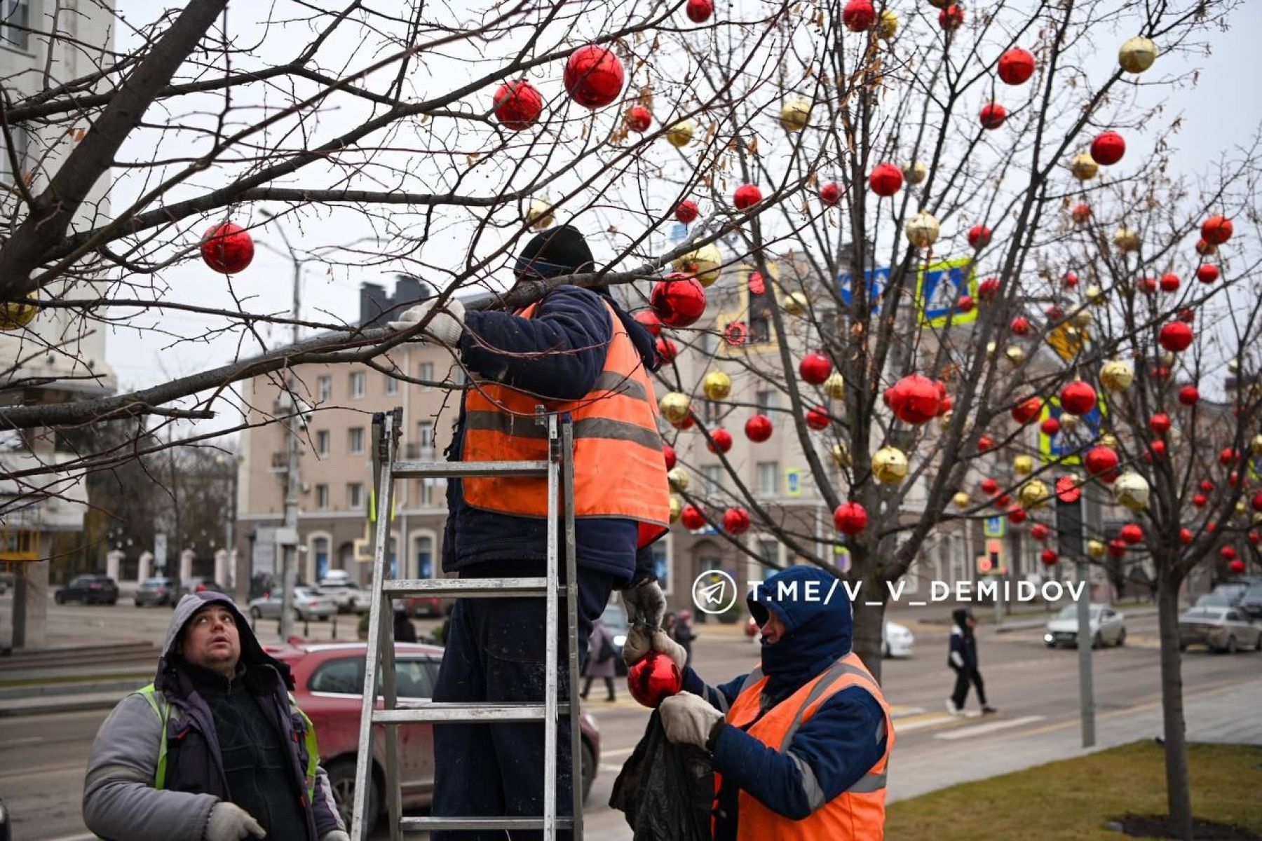 В Белгороде начали разбирать новогоднее убранство