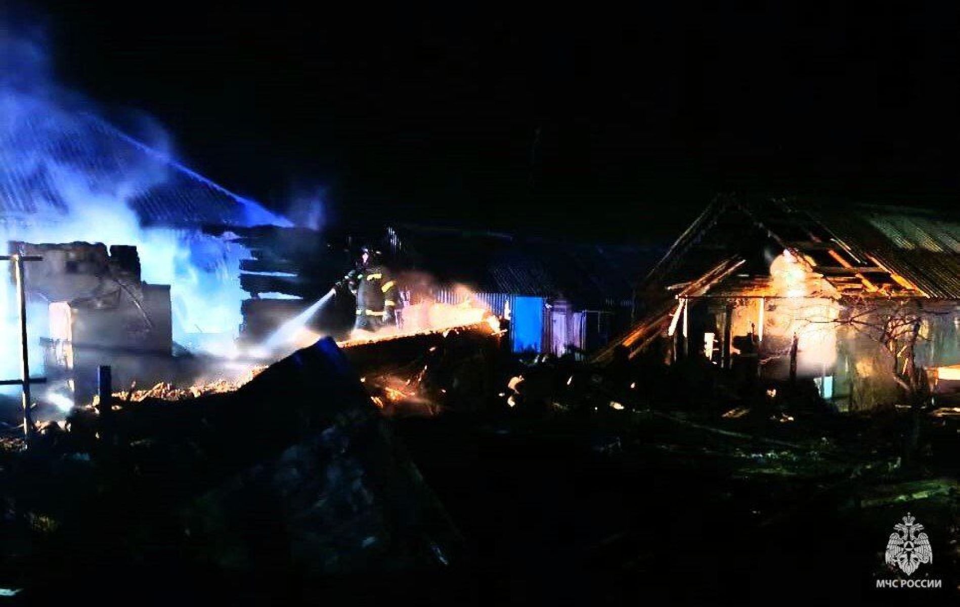 Два человека погибли в огне после взрыва газа в Воронежской области, ещё трое ранены&nbsp;
