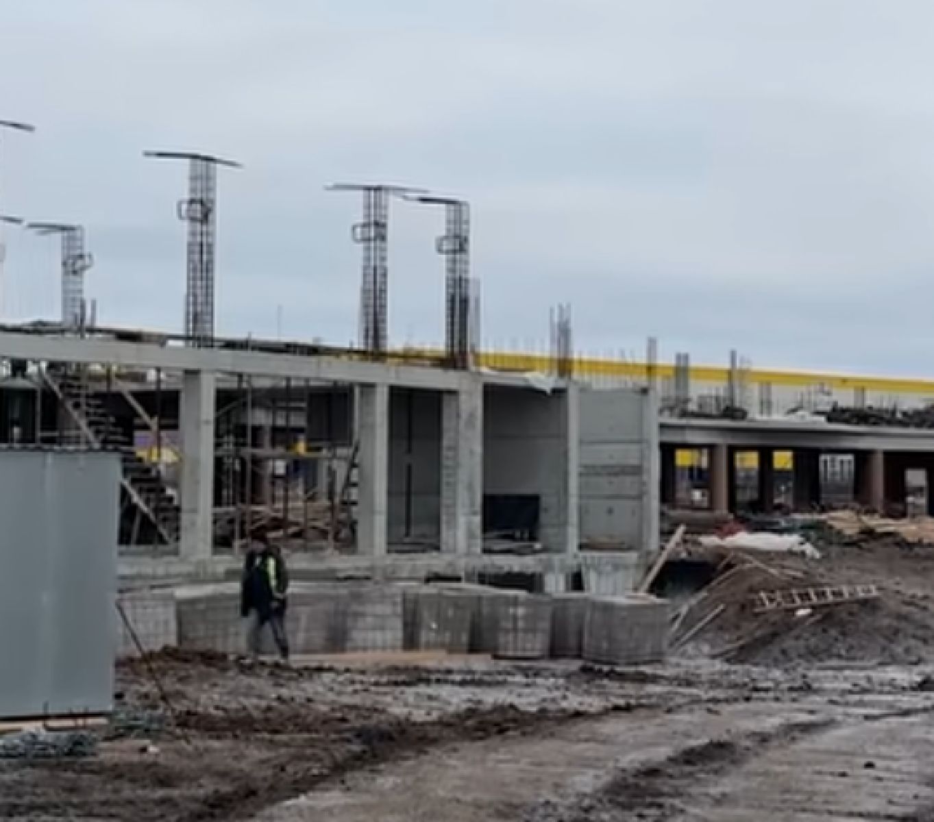 Белгородцам показали огромное здание бассейна в процессе строительства