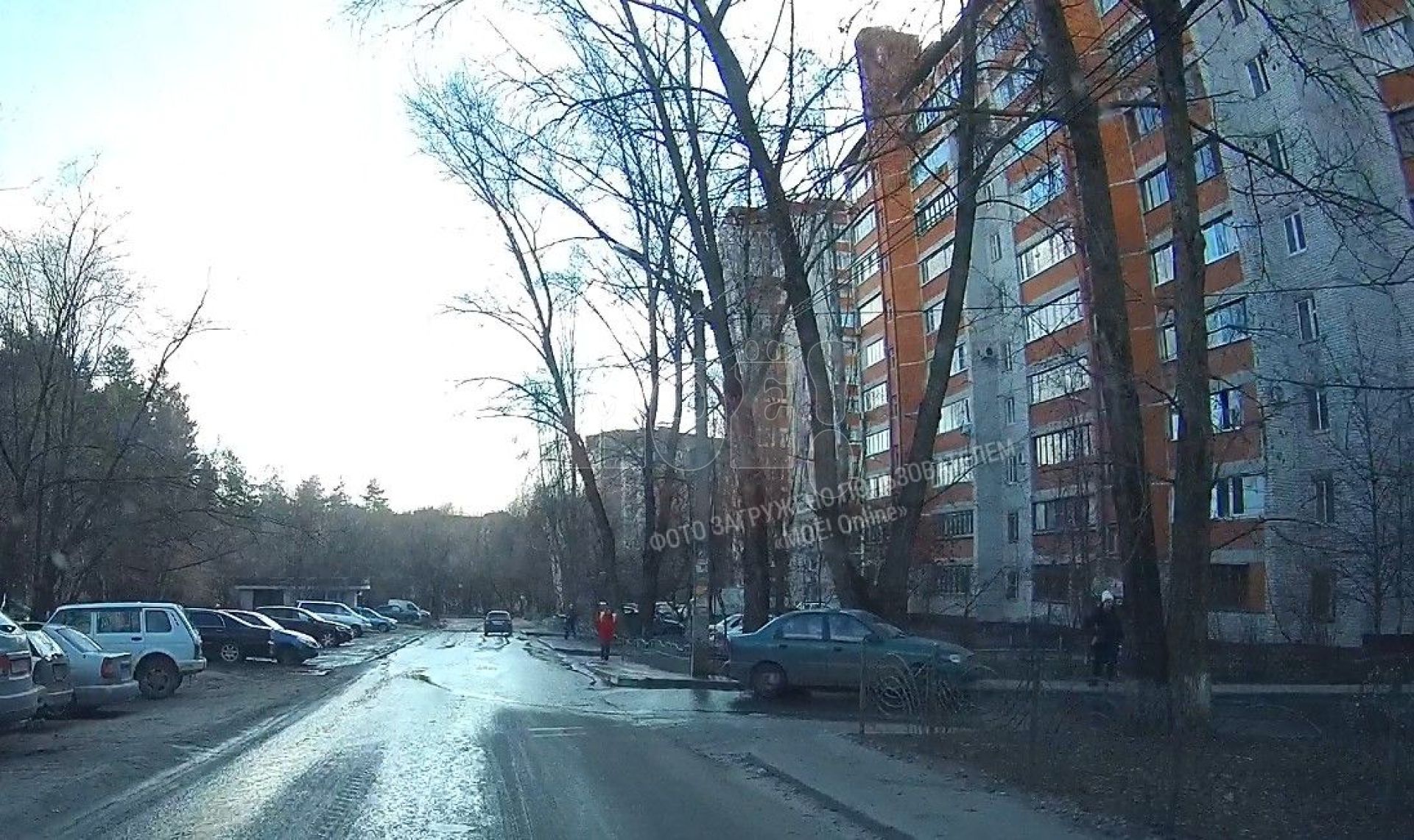 «Машины тонут». Фонтан внезапно появился в&nbsp;воронежском дворе