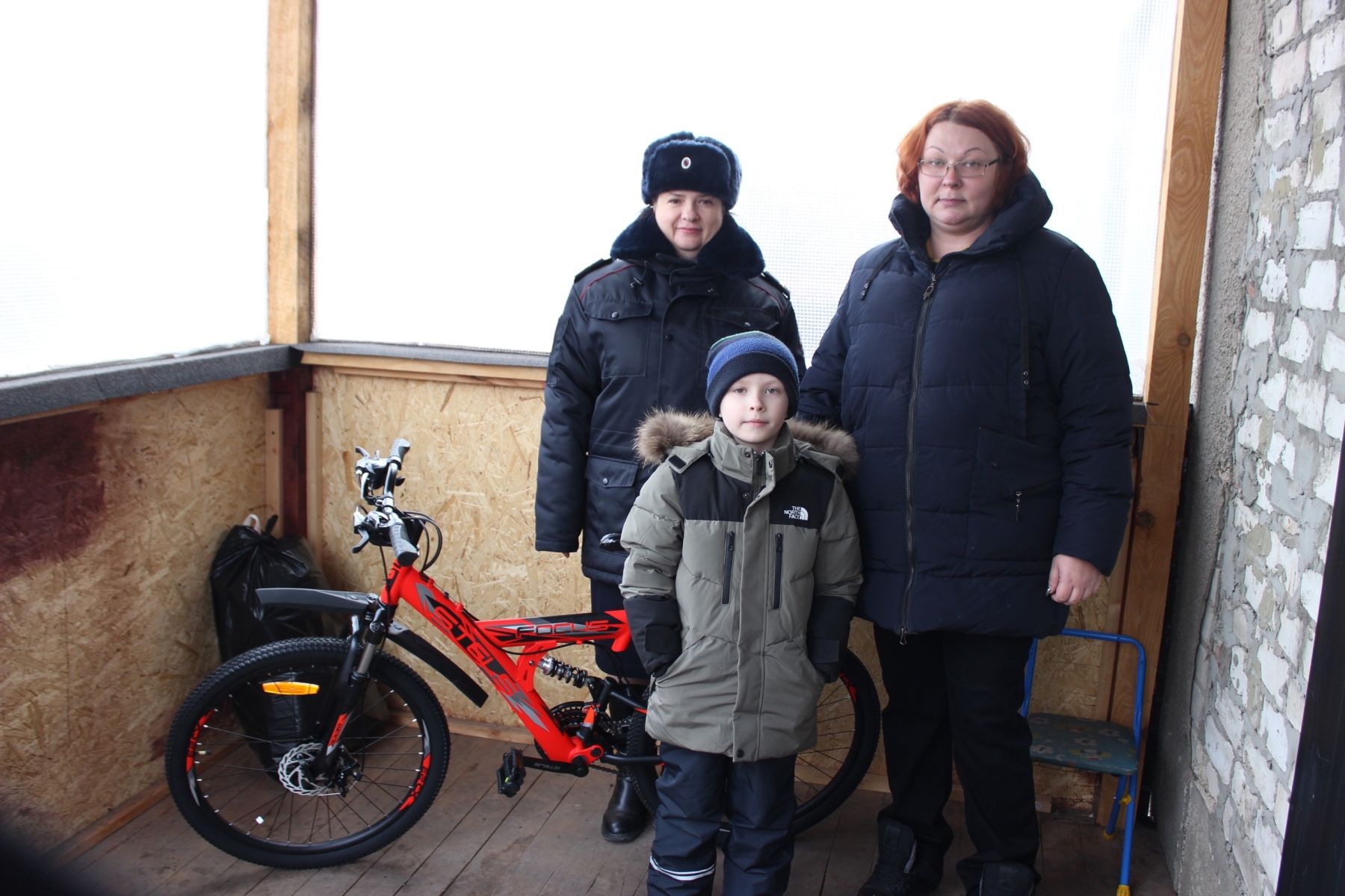 В Белгородской области сотрудница транспортной полиции исполнила новогоднее желание 7-летнего мальчика