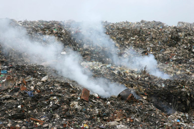 В Белгороде рядом с могилами участников СВО образовалась свалка