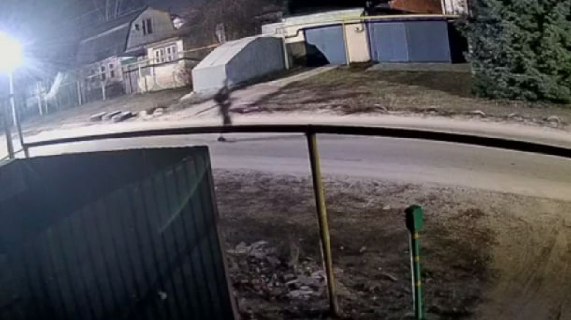Мужчину с&nbsp;вилами, нападающего на машины, сняли на видео в Воронеже