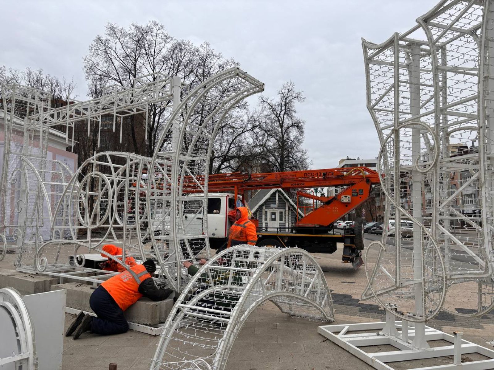 Из Центрального парка Белгорода вывозят новогодние украшения