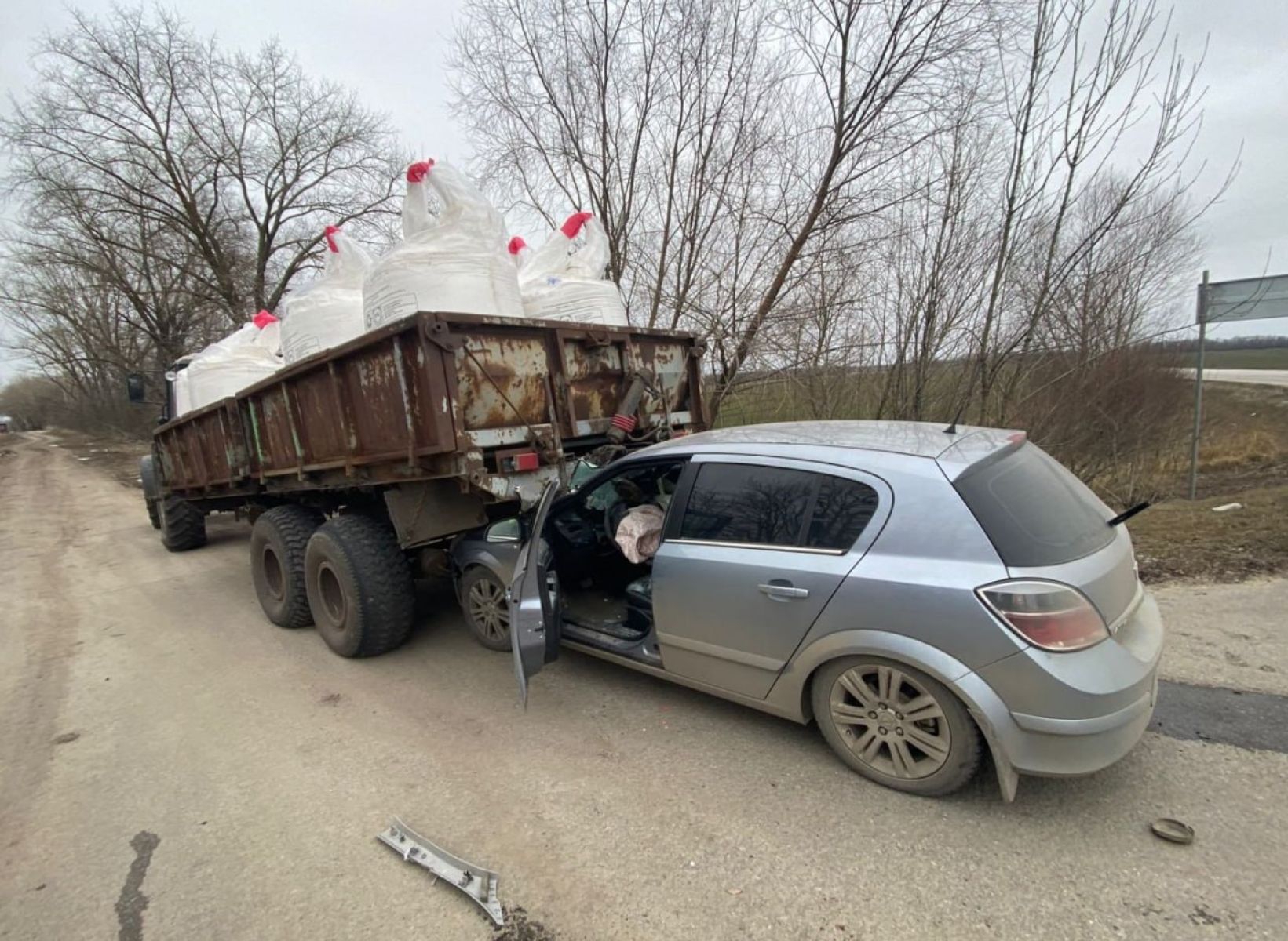 «Опель» влетел под&nbsp;трактор на&nbsp;воронежской трассе — есть пострадавшие