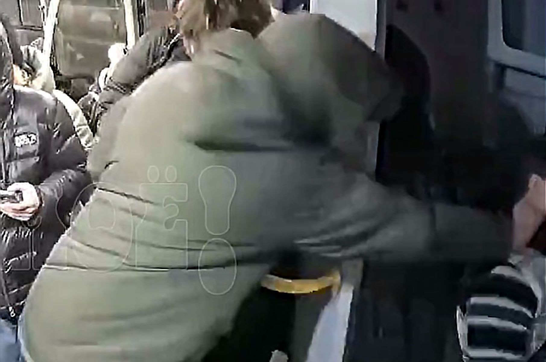 Парень в&nbsp;кепке ударил по&nbsp;лицу водителя автобуса в&nbsp;Воронеже и&nbsp;сбежал (ВИДЕО)