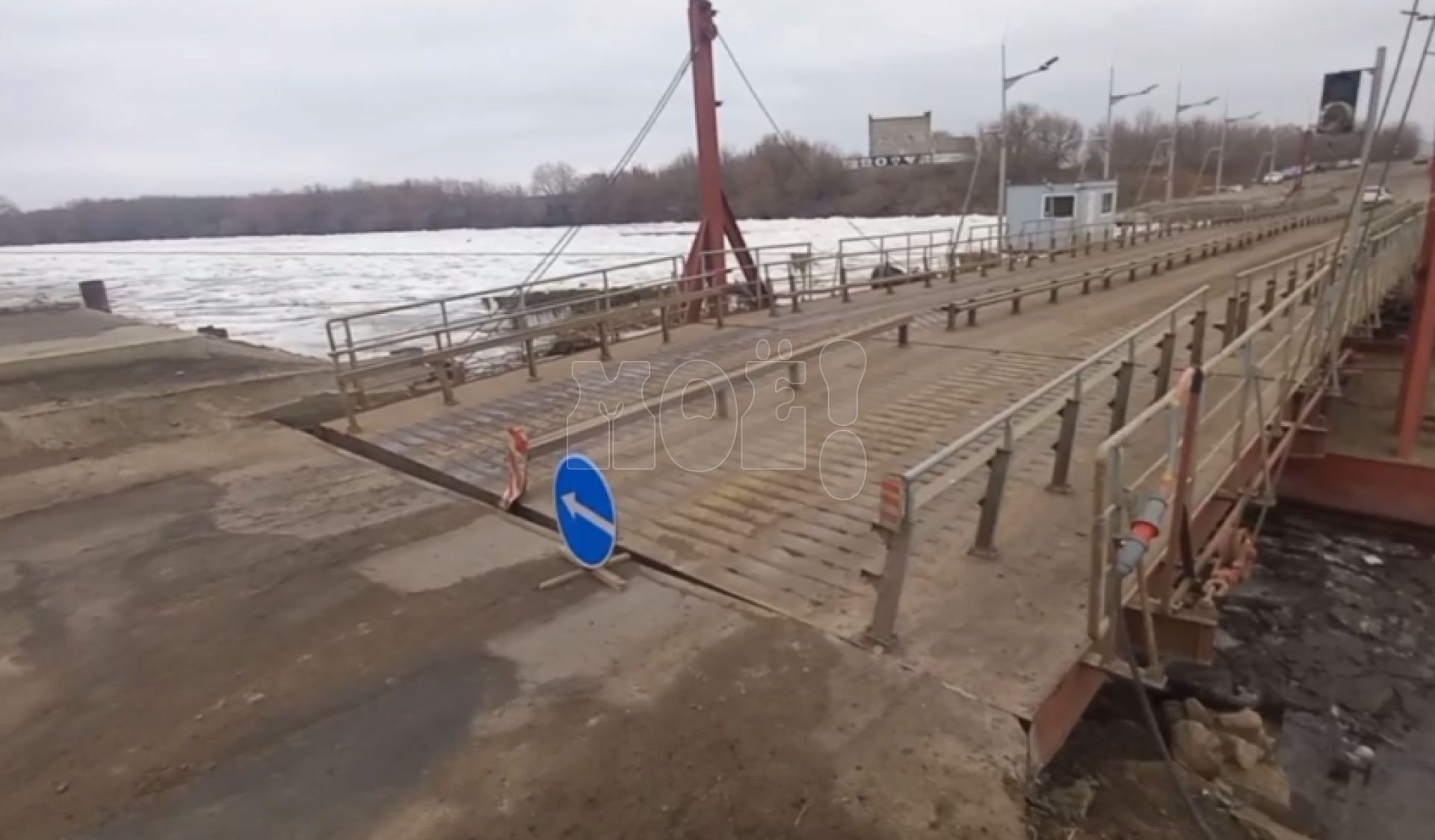 Воронежцы: «Мост частично перекрыли из-за ледохода!»