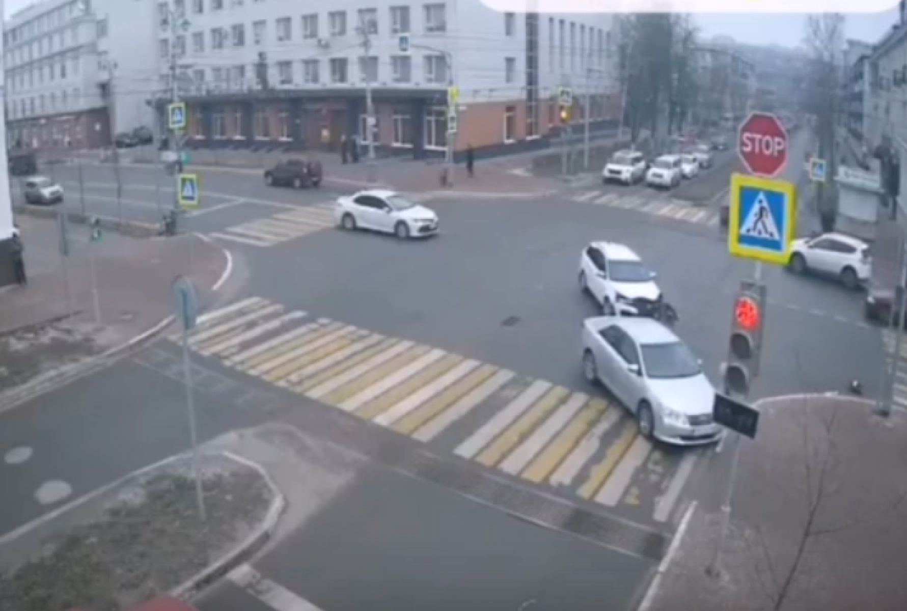 В центре Белгорода столкнулись две легковушки