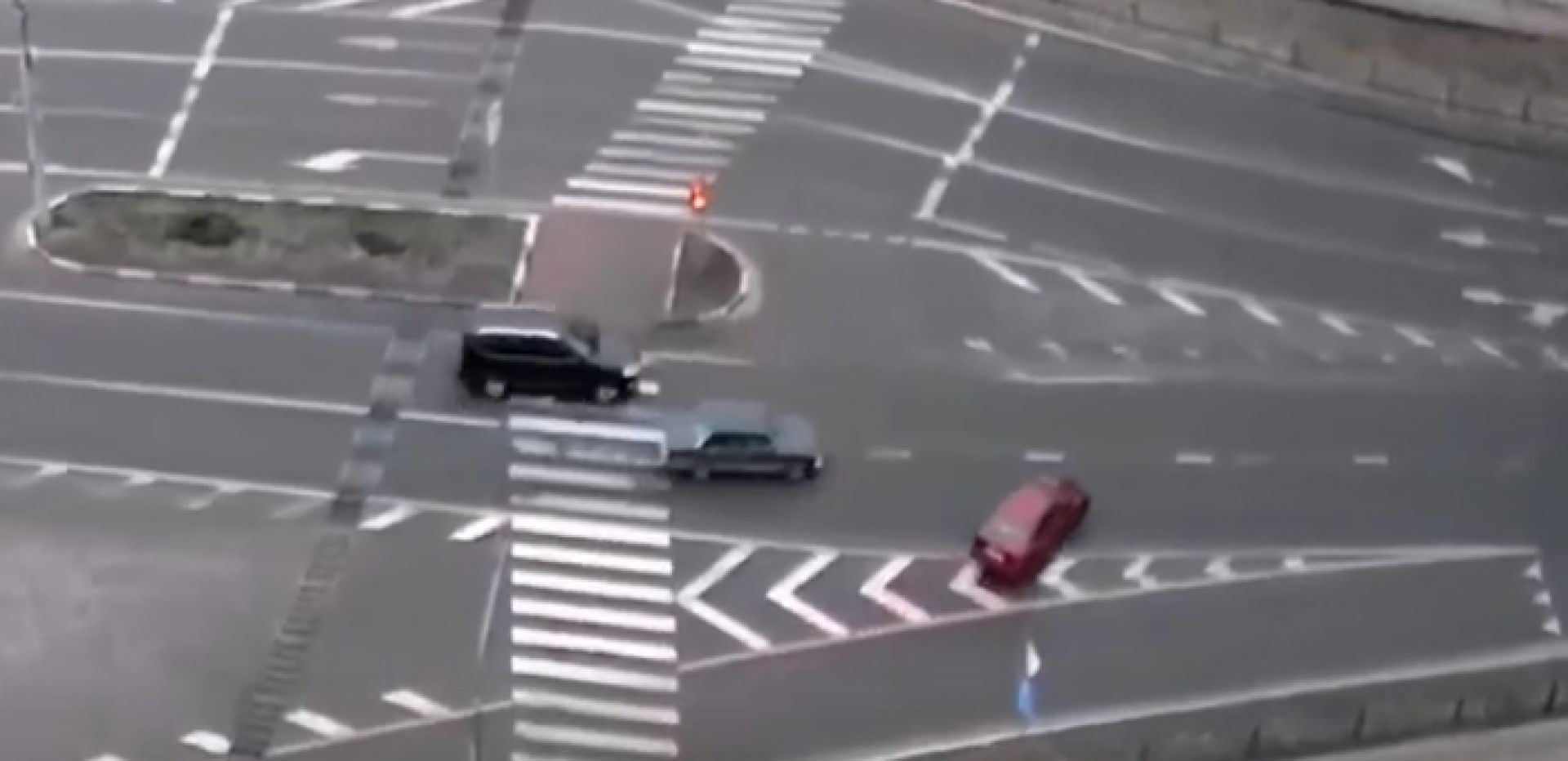 В Белгороде водитель устроил массовое ДТП на островке безопасности