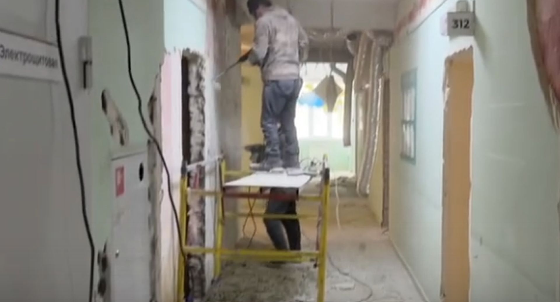 Белгородский губернатор спас пол и лестницы поликлиники от демонтажа