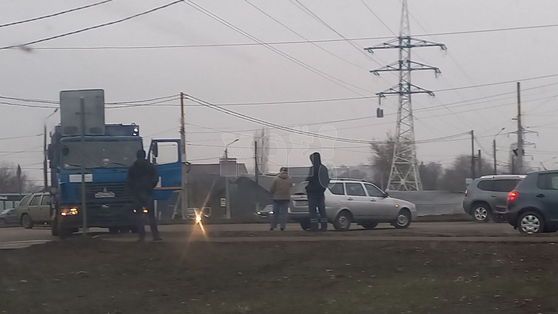 Мусоровоз врезался в легковушку на оживлённом кольце в Воронеже