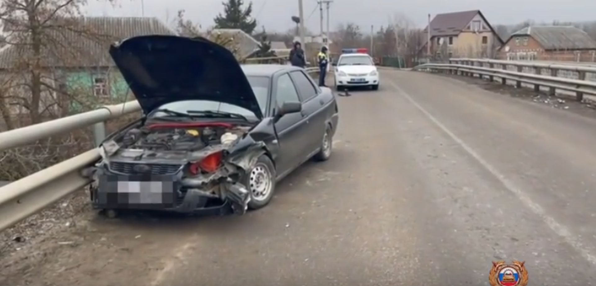 В Борисовке машина влетела в дорожный барьер