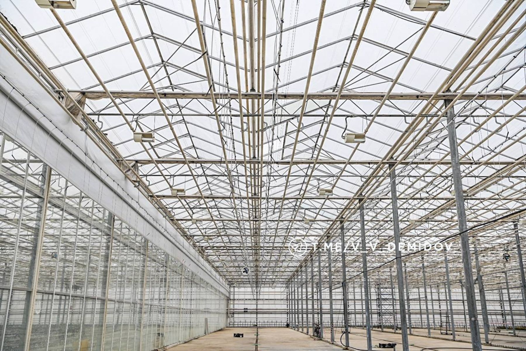 В Белгороде ремонтируют пострадавшую от обломков боеприпасов теплицу