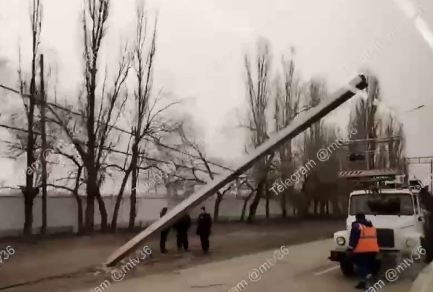 Опасно висящий на&nbsp;проводах столб заметили в&nbsp;Воронеже