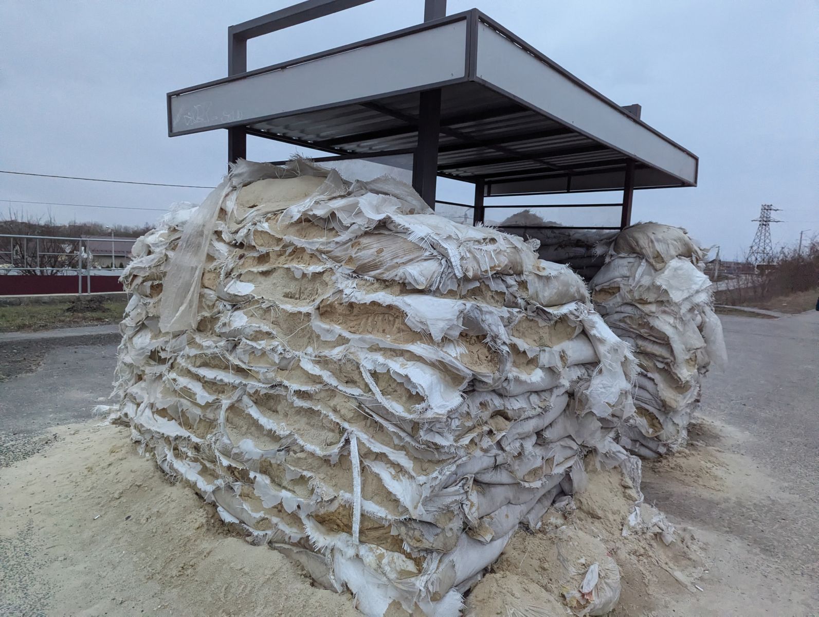 В Белгородском районе прохудились мешки с песком, защищающие остановку