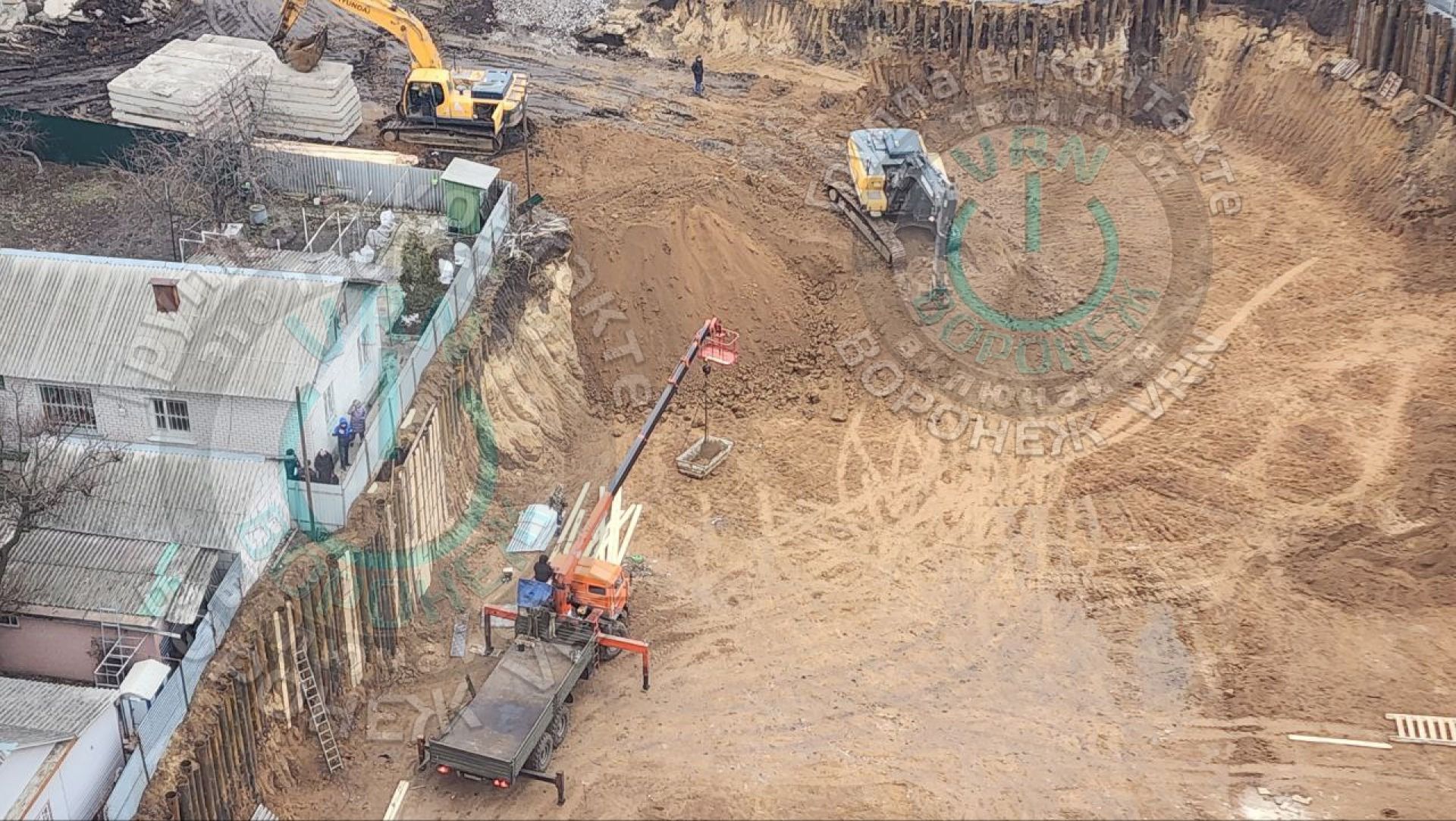 Фото сделано из окна дома Челюскинцев, 101б